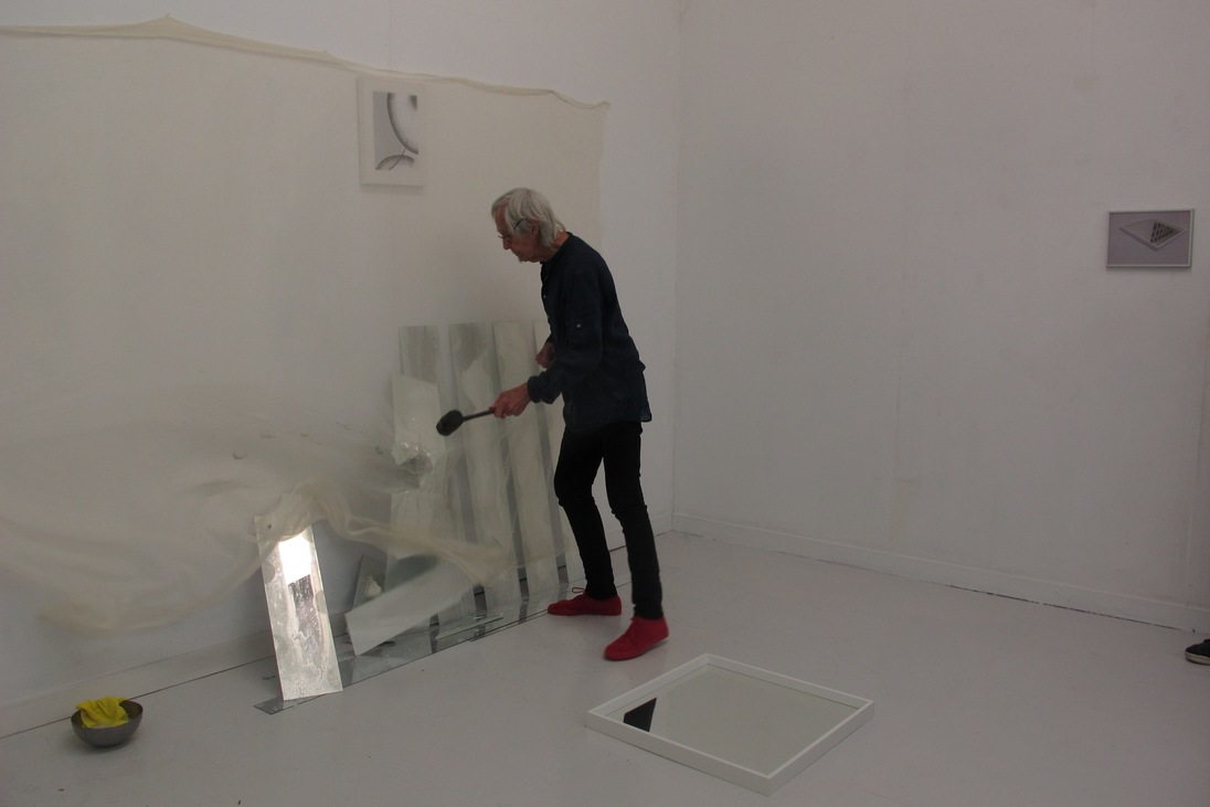 franck gribling,Performance Beslagen spiegels, 12 November 2019, The destruction o0f the reflections with the hammer